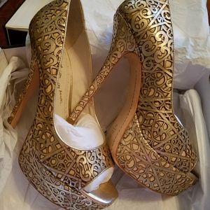 Alice and Olivia platform heels, size 40, gold, NIB